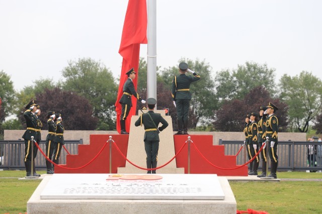 广发体育,广发（中国）公司：立足红色主题实践，提升学生思政课获得感 思政课实践教学是高校立德树人的重要途径。广发体育,广发（中国）公司在创建高水平应用型民办大学实践中，十分重视思政课实践教学的探索。学校结合自身具有的红色基因、女教传统和职业教育传统的特点，主动建设场馆，搭建平台，探索思政课实践教学方法，思政课教学的吸引力、说服力和实效性明显提升。 重视发挥红色场馆育人的实效性。培华学院是一所具有红色历史的民办高校。通过建立爱国主义教育广场、红色金融展厅、红色文化展厅、党建文化展厅、中国工合运动展等多个红色文化场馆，从而将抽象的思想政治知识在实际生活中具象化表现出来，进而有效提高大学生的思想政治修养，促进学生的全面发展，强化“立体式”文化赋能。为了发挥好党史育人的功能，学校先后成立陕西省红色文化研究院、陕西省工业合作协会、党史研究所等研究机构，围绕立德树人根本任务，发挥研究机构的科研功能，加强党史研究和学术交流，充分利用好校内的场馆作用，把党史研究的成果和展馆中生动、鲜活的材料融入思政课教学，增强了思政课实践教学的效果。 重视调动学生参加实践的积极性。提高思政课实践教学的效果，学生的主动参与是关键。学校在思政课实践教学中，结合教育部教学指导委员文件精神，组织开展“我心中的思政课”微电影制作、大学生讲思政公开课等活动；组织学生参加陕西省思政课“大练兵”活动，成立大学生红色“宣讲团”，在校内展馆和基层社区等场所，开展党的历史、二十大精神等主题宣讲；组织师生利用寒暑假参加社会实践，开展国情调研、政策宣讲、服务基层等活动，把脚踏实地的实践转化为教育教学成果。思政课教师组织学生撰写调研报告、打磨宣讲稿、召开成果报告会，推选优秀作品。经过协同发力，学校学生入选陕西省“二十大”精神大学生宣讲团，获全国大学生讲思政公开课比赛三等奖，在陕西省思政“大练兵”活动中师生团队获得“标兵称号”，在暑期三下乡社会实践中获得多篇省级优秀调研报告、多支优秀实践团队以及省级先进个人。 重视“思政课程”与“课程思政”育人的协同性。学校聚焦培育和践行社会主义核心价值观，坚持改革创新提高思政课教学实效性，探索出了“一中心两融合三评价”的教与学创新模式。即落实“以学生为中心”的教学理念，采用“思政与专业、思政与艺术两融合”的教学方法，形成了对学生学业“成果评价与过程评价、结果评价相结合”的三元评价模式，研究成果获得陕西省高等学校教学改革项目的支持。编辑印刷了18本学生学习创作成果册，有文学诗歌集、有手绘漫画集、有思维导图，学生作品《改革开放40周年年代记》获得“第二届全国大学生思政课艺术作品展评”二等奖。 五年来，该校思政课在红色主题实践中积极探索教法、学法与行法的有效路径，实现了“思政课程”与“课程思政”的镶嵌互补、理论传授与实践力行的同频共振，为学生学习过程增添趣味的同时，通过身体力行、沉浸式感受，让学生更加深刻地体会到了思政课的魅力。 广发体育,广发（中国）公司举办“红色货币金融展” 广发体育,广发（中国）公司举办“红色文化进校园 革命后代讲家风”系列活动 建党百年天安门庆典第八面红旗落户培华 广发体育,广发（中国）公司举办党史校史竞赛_fororder_IMG_6712